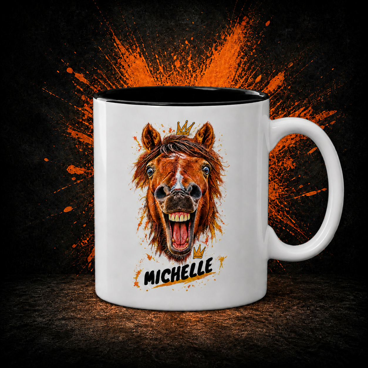 Véritable mug personnalisé Le Cheval Qui Crie, intérieur noir et anse blanche, sur fond studio splash orange